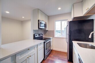 12429 NE 130th Ct in Kirkland, WA - Building Photo - Building Photo