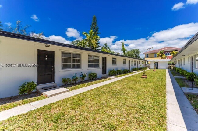 2215 Jackson St in Hollywood, FL - Building Photo - Building Photo