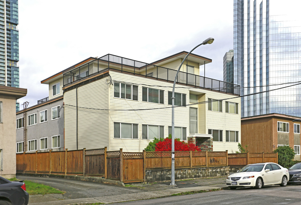 6675 Dow Ave in Burnaby, BC - Building Photo