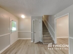 42 Lynn Cir in Newnan, GA - Building Photo - Building Photo