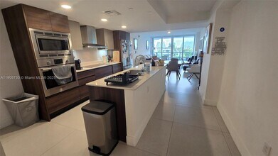 9261 E Bay Harbor Dr, Unit 402 in Bay Harbor Islands, FL - Foto de edificio - Building Photo