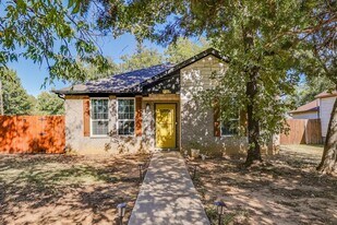 1012 N Robinson St in Cleburne, TX - Building Photo