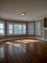 7729 S Essex Ave in Chicago, IL - Foto de edificio - Building Photo