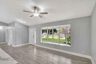 843 Azalea Dr, Unit 223 in Royal Palm Beach, FL - Building Photo - Building Photo