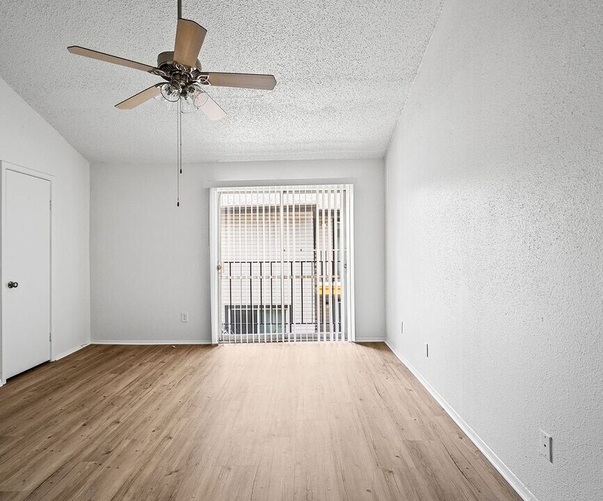 2111 Holly Hall St in Houston, TX - Building Photo