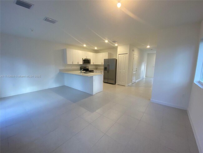 5195 SW 37th St in West Park, FL - Foto de edificio - Building Photo