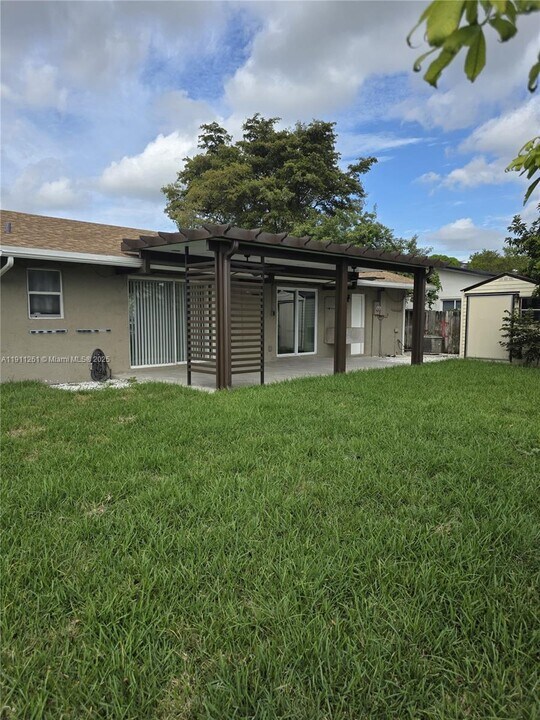 16813 SW 107th Pl in Miami, FL - Building Photo