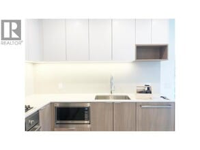 6087 Wilson Ave in Burnaby, BC - Building Photo - Building Photo