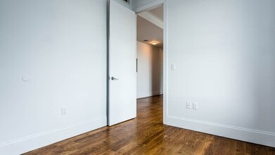 16-25-25 Putnam Ave, Unit 5f in Queens, NY - Building Photo - Building Photo