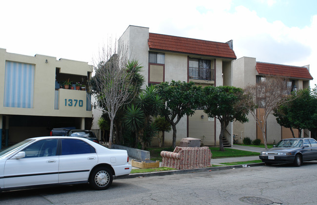 1366 E Garfield Ave in Glendale, CA - Foto de edificio - Building Photo