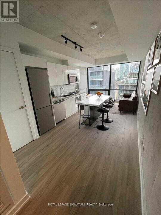 458-458 Richmond St W in Toronto, ON - Building Photo