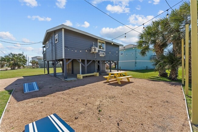 14103 Duncan Way in Galveston, TX - Foto de edificio - Building Photo