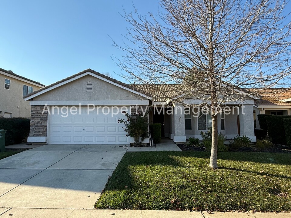 9844 Lucca Way in Elk Grove, CA - Foto de edificio