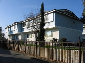 5701 Castlegate Ln in Bakersfield, CA - Building Photo