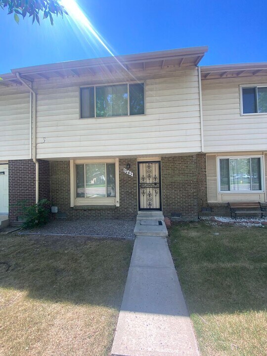 1245 S Uvalda St in Aurora, CO - Foto de edificio