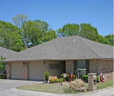 Legends Duplexes in Ada, OK - Foto de edificio