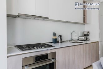 572 11th Ave in New York, NY - Building Photo - Building Photo