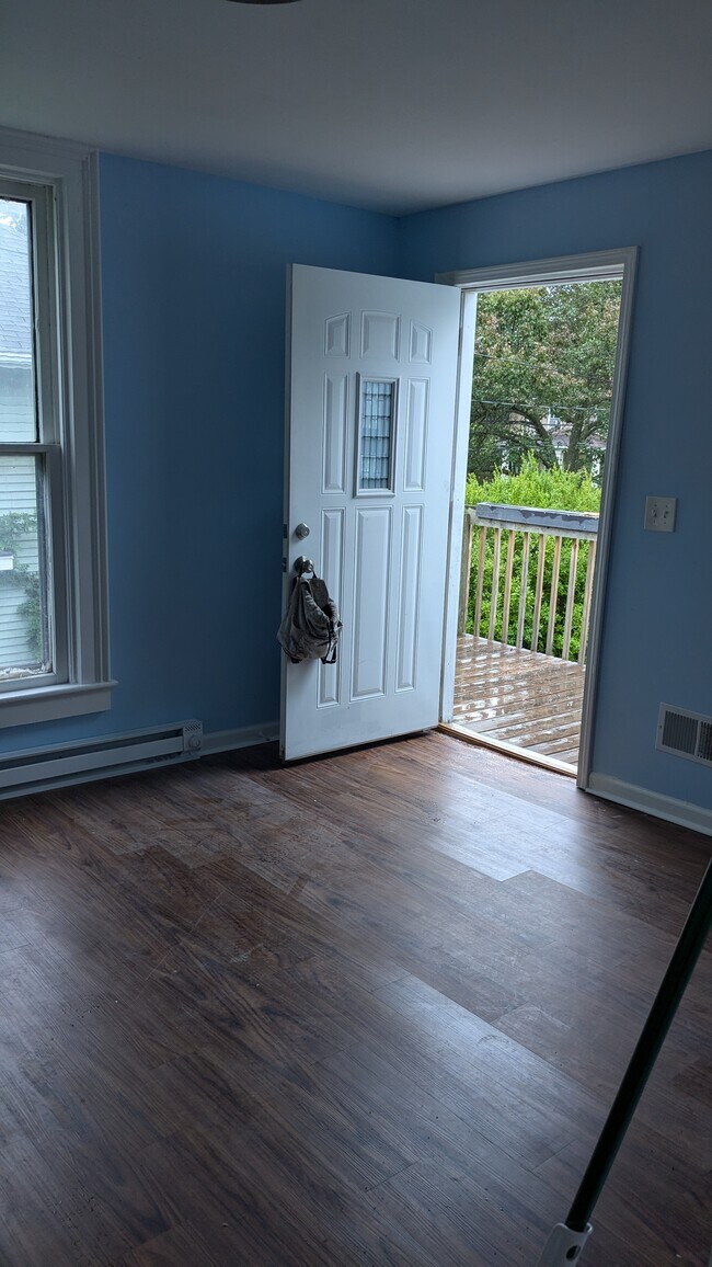 322 W Maple St, Unit #1 in Lansing, MI - Foto de edificio - Building Photo