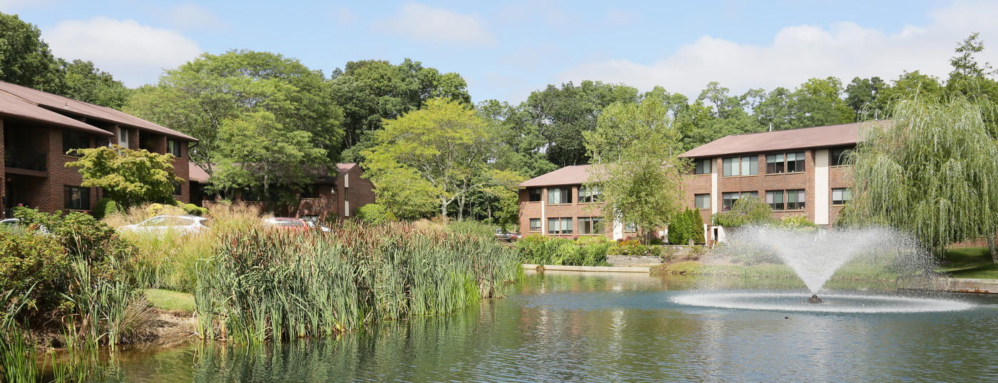 Willow Lake in Smithtown, NY - Foto de edificio