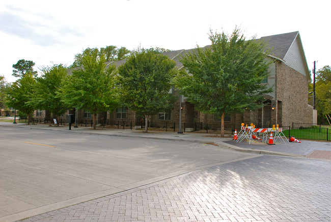 Townhomes at Bexar Street Village in Dallas, TX - Building Photo - Building Photo