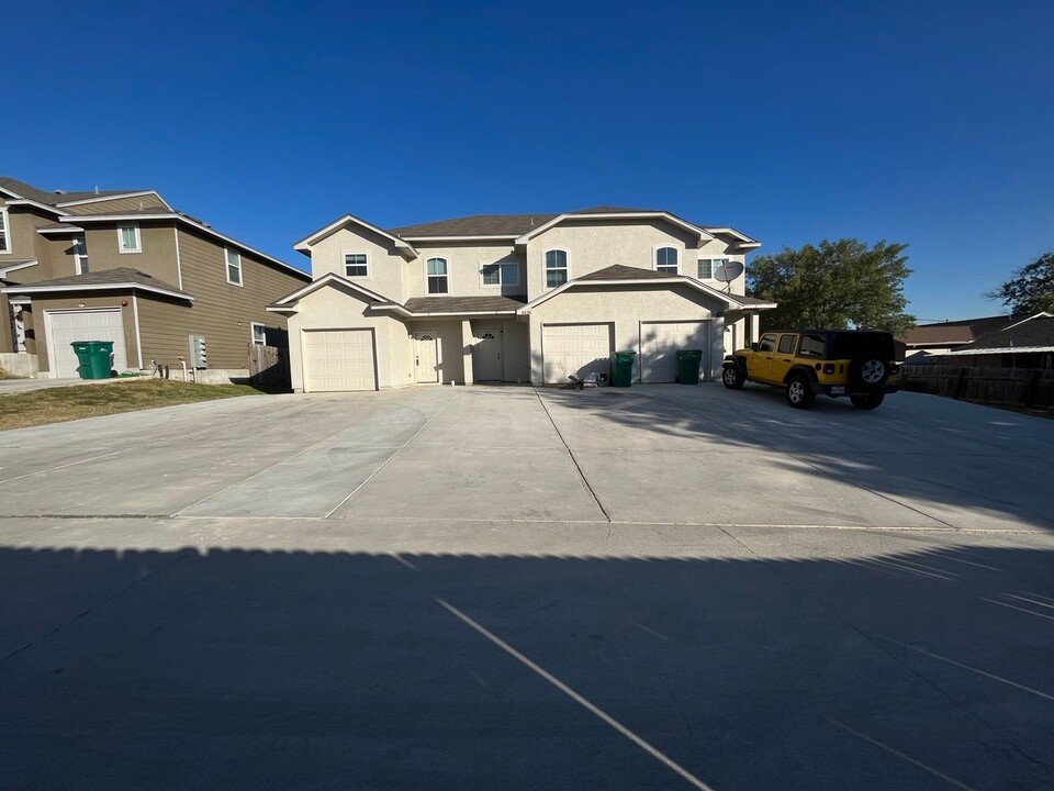 8806 Old Seguin Rd in Converse, TX - Building Photo