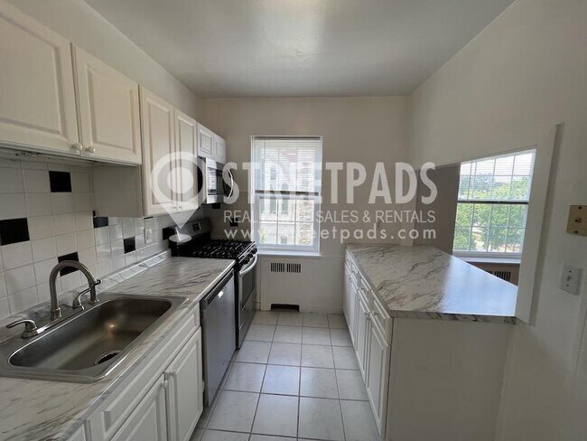1163 Beacon St in Brookline, MA - Building Photo - Building Photo