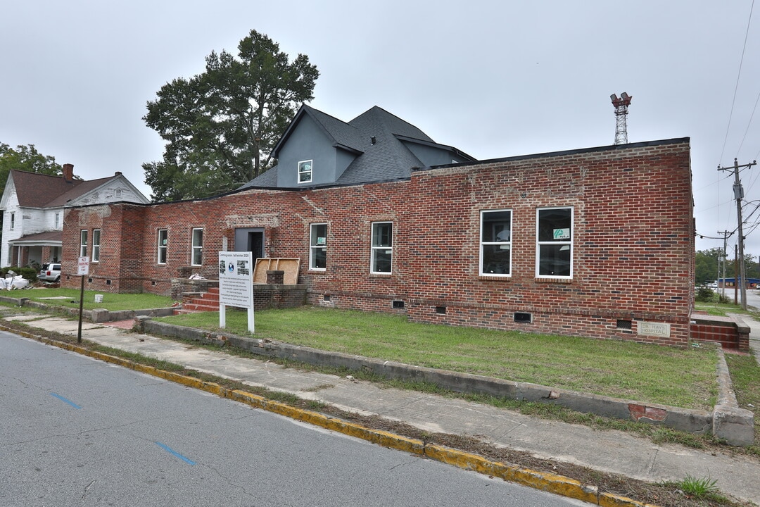 200 S Woodrow St in Clinton, SC - Building Photo