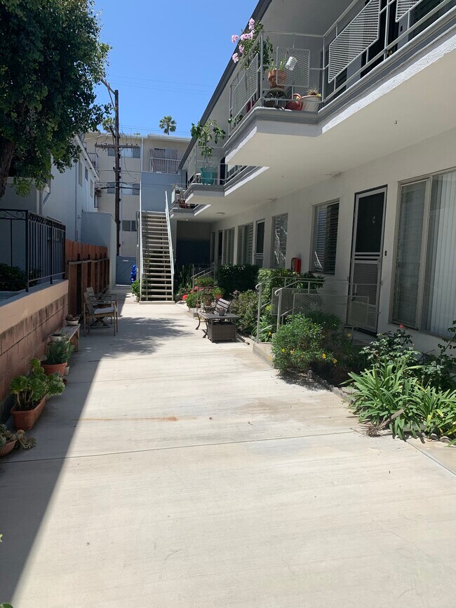 844 5th St in Santa Monica, CA - Foto de edificio - Building Photo