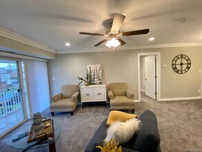 65 Westwood Dr in Westbury, NY - Building Photo - Building Photo