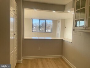 5225 Pooks Hill Rd in Bethesda, MD - Foto de edificio - Building Photo