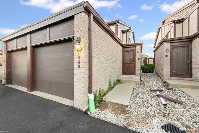 1049 Country Club Dr