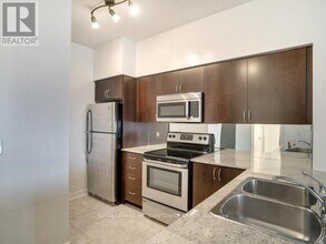 388-388 Prince of Wales Dr in Mississauga, ON - Building Photo - Building Photo