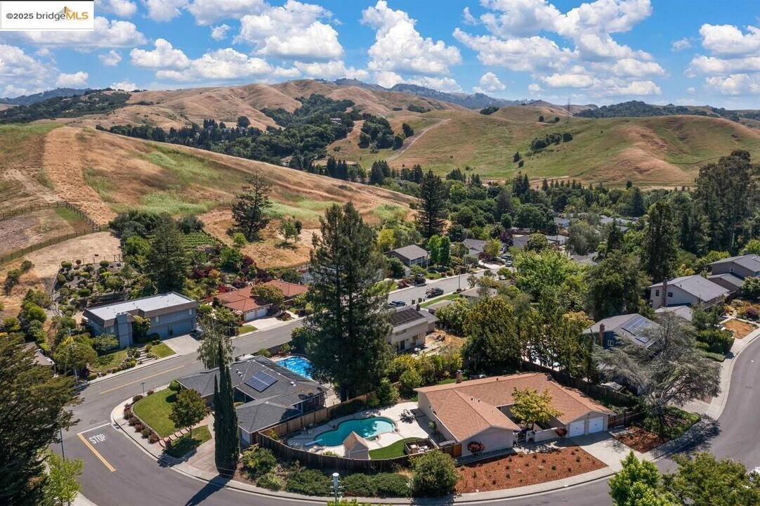 8 Juniper Way in Moraga, CA - Building Photo