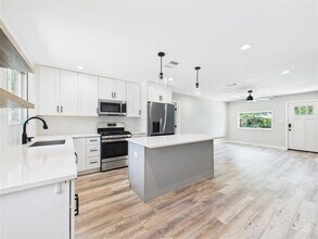 8810 Slayton Dr in Austin, TX - Foto de edificio - Building Photo