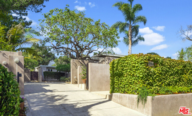 property at 2123 Sycamore Canyon Rd