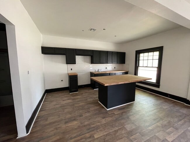 property at 204 8th Ave NW