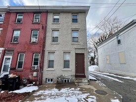 613 Walnut St in Norristown, PA - Building Photo