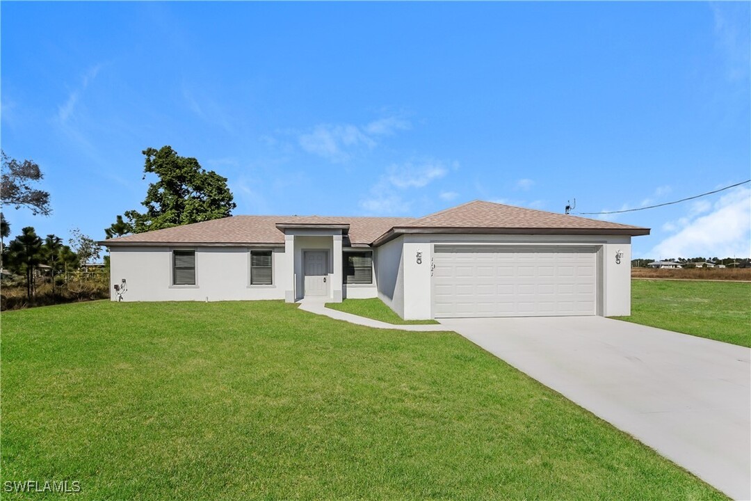 1121 Elegans St E in Lehigh Acres, FL - Building Photo