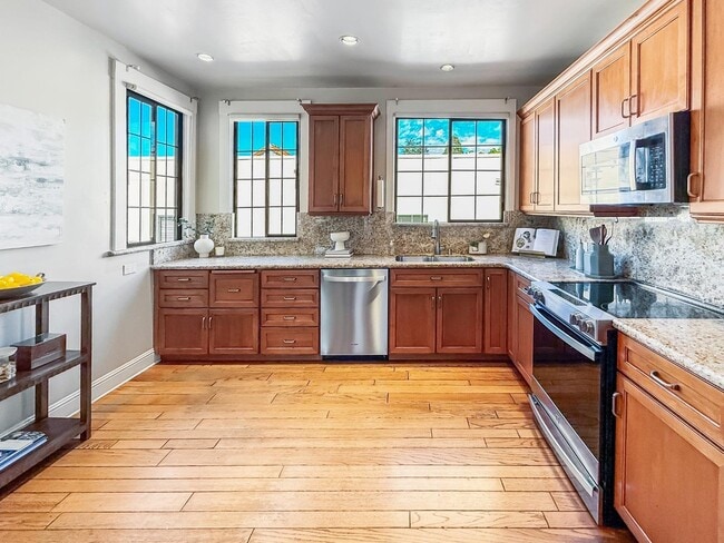 2104 Carmelita Ave in Hillsborough, CA - Building Photo - Building Photo