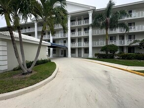 2441 Village Blvd in West Palm Beach, FL - Foto de edificio - Building Photo