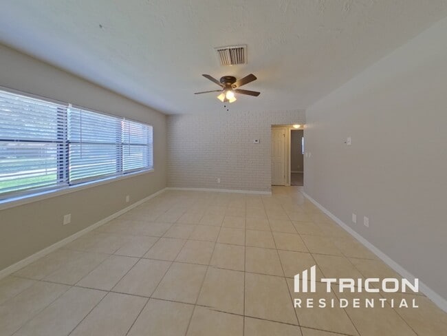 2258 Lake Dr in Dunedin, FL - Building Photo - Building Photo