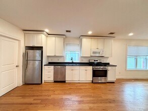 156 Bow St, Unit 2 in Everett, MA - Foto de edificio - Building Photo