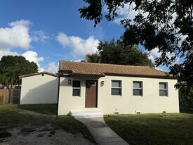 133 Truxton Dr in Miami Springs, FL - Building Photo