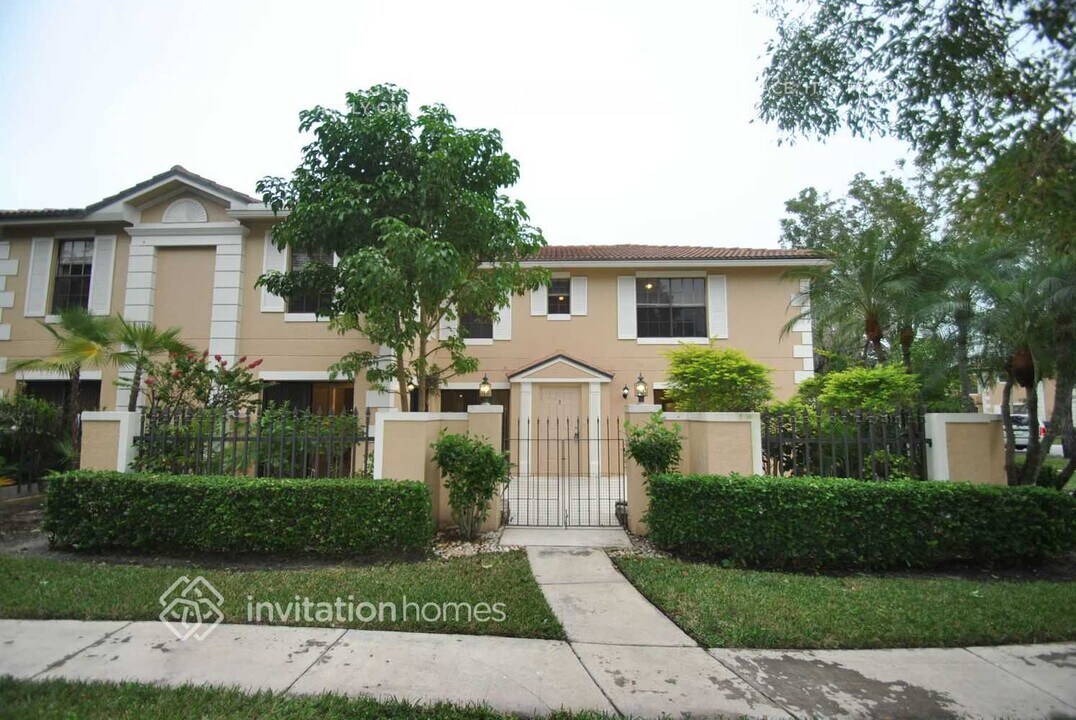 355 Prestwick Cir in Palm Beach Gardens, FL - Building Photo