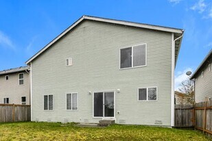 5018 200th St Ct E in Spanaway, WA - Building Photo