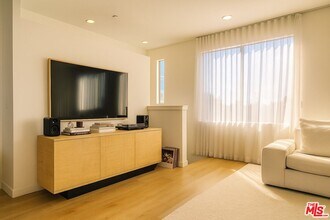 3286 N Canary Way in Los Angeles, CA - Building Photo - Building Photo