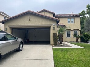 5761 Delamar Dr in Fontana, CA - Foto de edificio - Building Photo