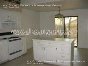 404 Lochridge Dr in Azle, TX - Foto de edificio - Building Photo
