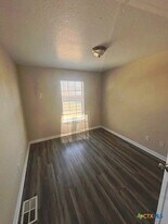 402 S 40th St in Killeen, TX - Building Photo