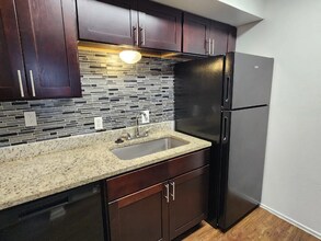 13740 Montfort Dr, Unit 1 Bedroom in Dallas, TX - Foto de edificio - Building Photo